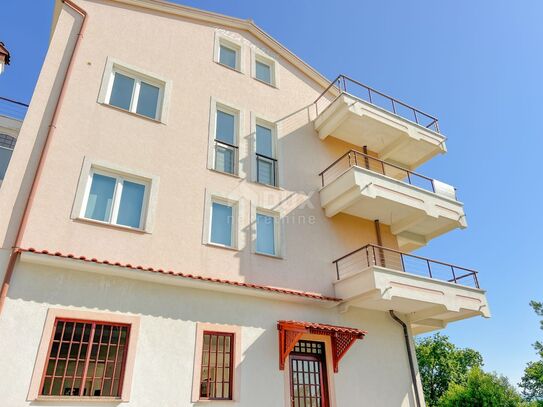 OPATIJA, LOVRAN – hochwertiges, möblierungsfertiges Apartment mit Panoramablick und in Meeresnähe