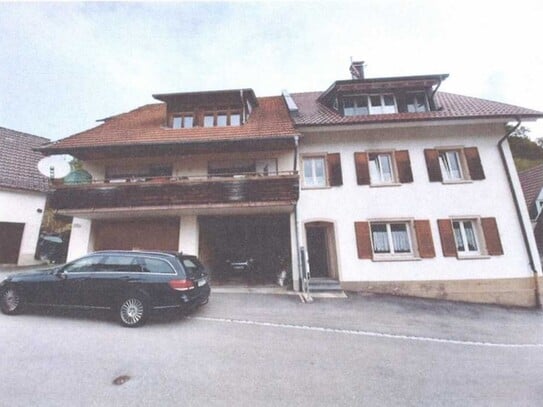 Wohnhaus mit Garagen