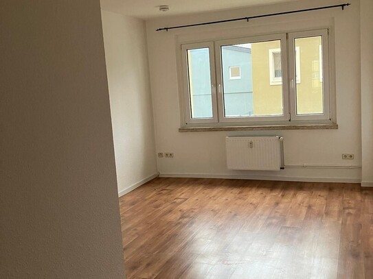 Lichtdurchflutete Erdgeschoßwohnung sofort bezugsfrei und frisch renoviert