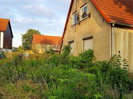 2.619 qm großes Grundstück mit unsanierter Doppelhaushälfte bebaut + im Umkreis von Halle (Saale)