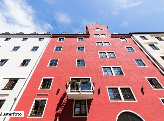 Mehrfamilienhaus mit ausreichenden Stellplätzen