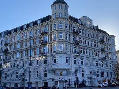 MIT BLICK AUF DIE HISTORISCHE LAEISZHALLE