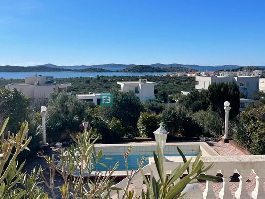 VODICE, schöne Villa, Grundstück von 1867 m2, Meerblick, Swimmingpool