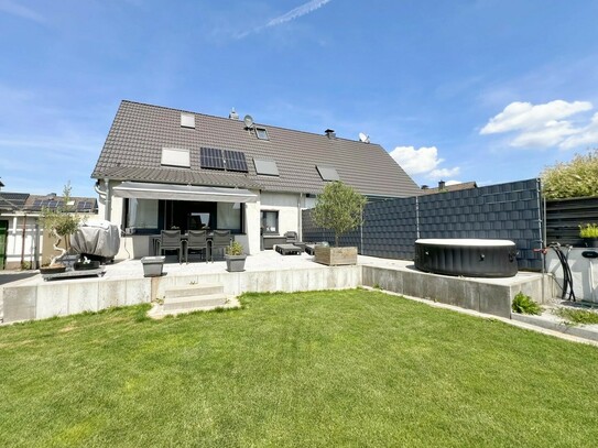 Kernsanierte Doppelhaushälfte mit großem Garten und Garage in Moers-Hochstraß