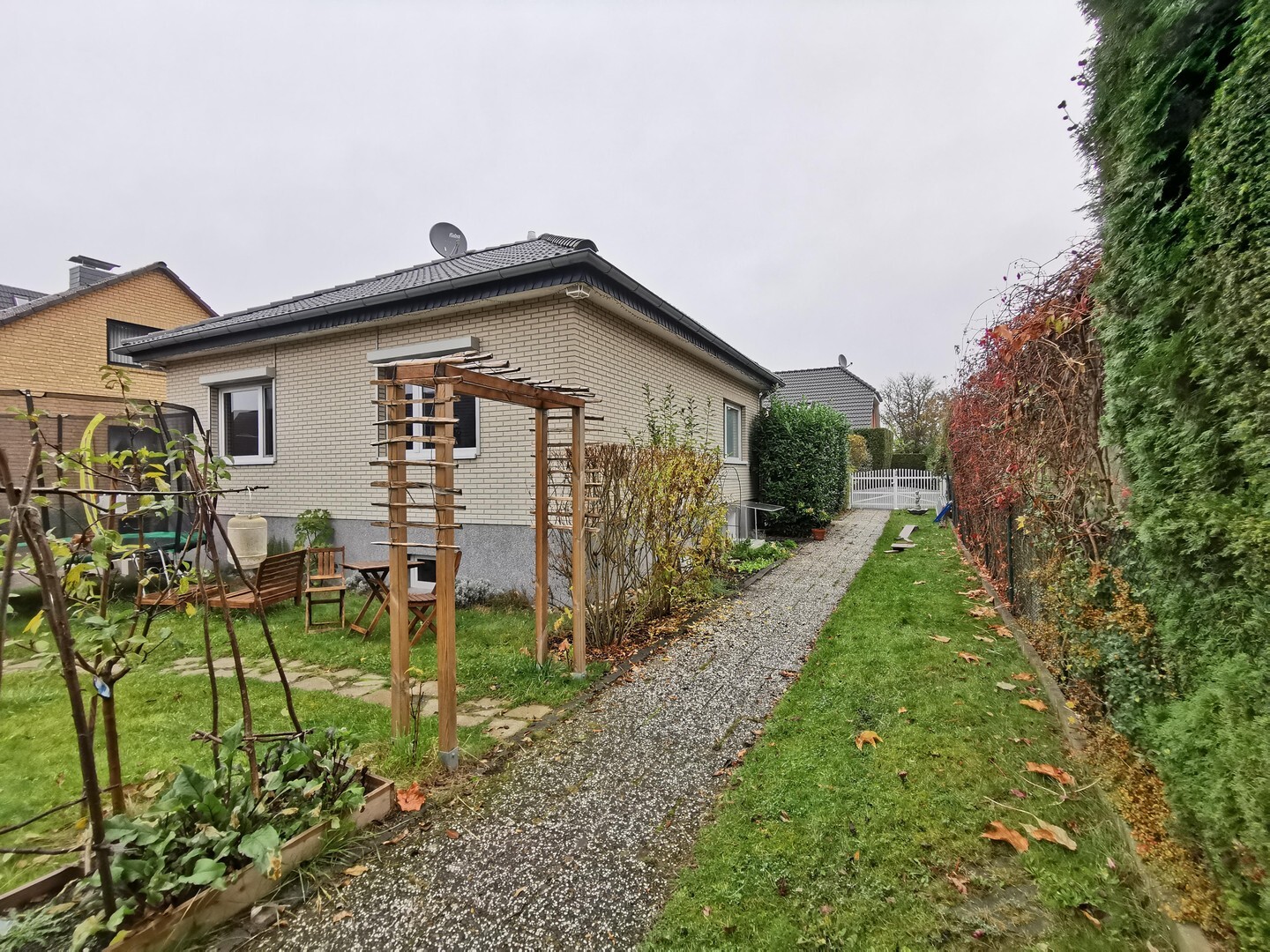 frisch sanierter, freistehender Bungalow