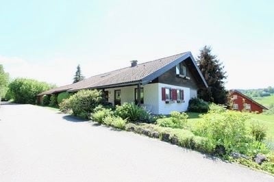 Wunderschönes Einfamilienhaus im Landhausstil mit Doppelgarage, Carport und Bergblick zu verkaufen