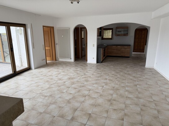 schöne 4 Zimmer Wohnung mit Kamin und Terrasse zu vermieten