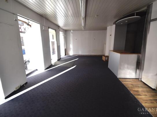 Mehrfamilienhaus mit Ladenlokal und zwei Wohnungen in zentraler Lage