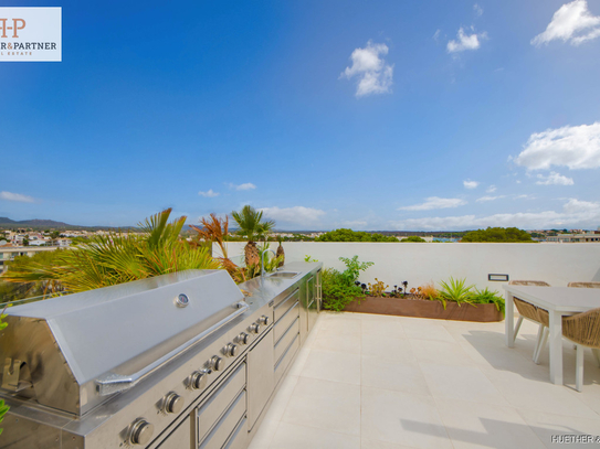 Luxeriös ausgestattetes Penthouse mit privatem Whirlpool auf der Meerblick-Dachterrasse