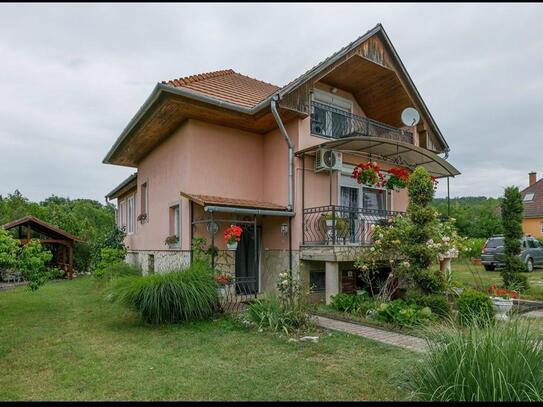 Einfamilienhaus mit einem breiten Grundstück