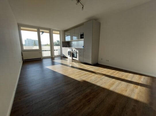 1-Zimmer-Apartment, saniert, mit kompletter Einbauküche/Waschtrockner und Balkon.