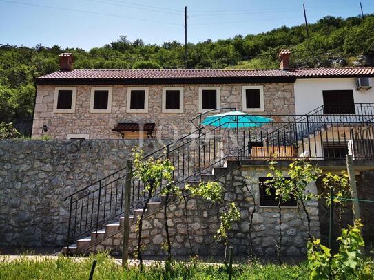 Bribir, zwei verbundene Häuser mit großem Hof in ruhiger Lage