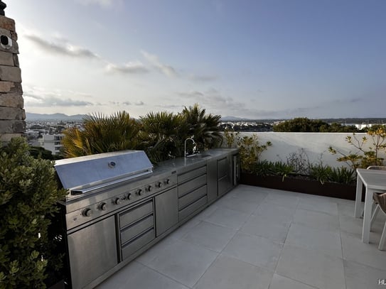 Luxuriös ausgestattetes Penthouse mit privatem Whirlpool auf der Meerblick-Dachterrasse