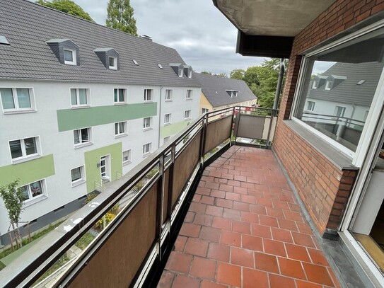 Moderne und teilmöblierte Wohnung mit Balkon und EBK ab 01.01.25