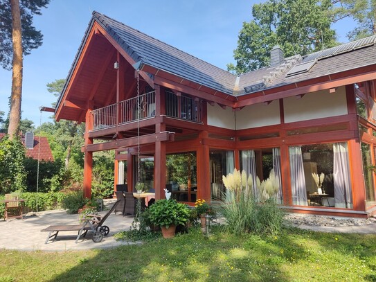 Lichtdurchflutete, energieeffiziente Villa aus Holz, Glas und Stein