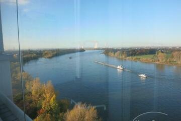 Schöne Wohnung in der 13. Etage direkt am Rhein, mit Loggia, Schwimmbad und Tiefgarage in Köln - Porz!