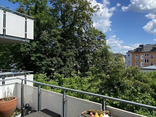 Wohlfühl-Oase: Helle und moderne 2-3 *ZKB* mit großem Balkon, Blick ins Grüne und zentraler Lage