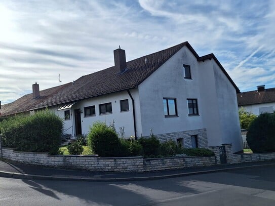 Großes Einfamilienhaus in schöner Lage in Höchberg am Hexenbruch