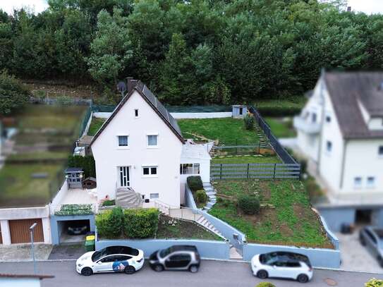 Freistehendes Einfamilienhaus mit großem Garten, 2 Terrassen, Einzelgarage und Anbaupotenzial