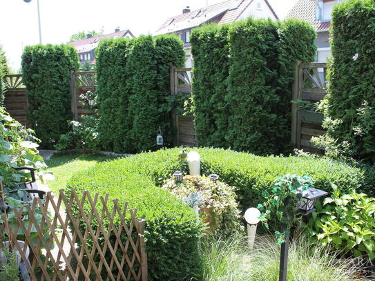 Hübsche, gepflegte Doppelhaushälfte, fünf Schlafräume, Balkon, Terrasse und Garten