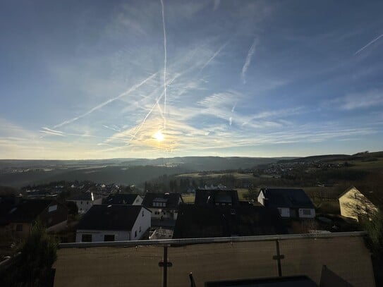 Begehrte Höhenlage: Korlingen - Maisonettewohnung mit toller Aussicht - Küche+Balkon+Stellplatz