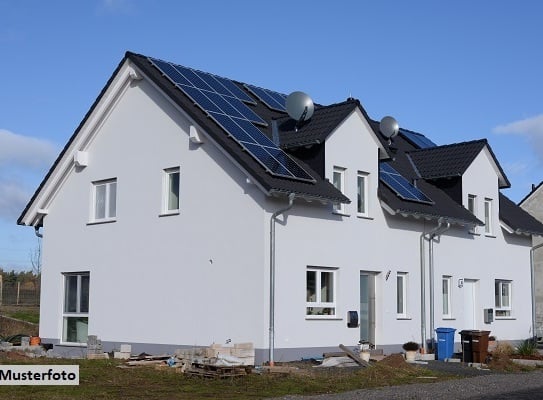 Einfamilien-Doppelhaushälfte mit Gartenanlage