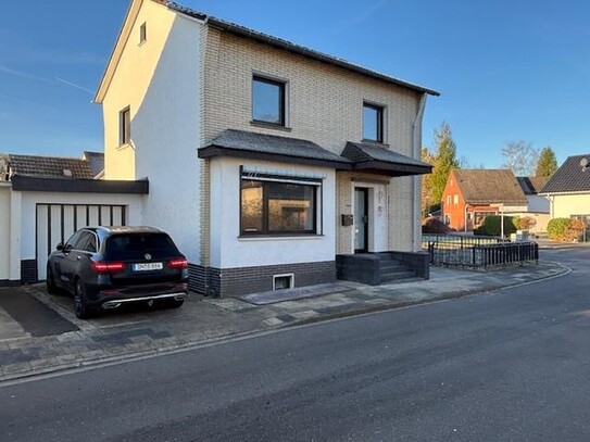 Einfamilienhaus mit Garten, Keller und Garage im Ortszentrum von Kreuzau