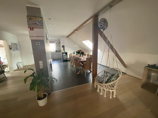 Helle 3 Zimmer Mansardenwohnung mit Balkon in Schlüsselfeld