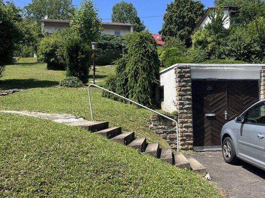 Attraktives 9-Zimmer-Ein - Zweifamilienhaus in Eningen mit unverbaubaren Blick auf die Alb