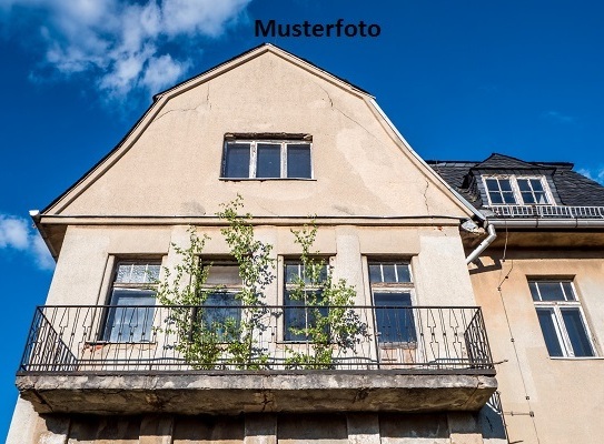 Einfamilienhaus mit Anbauten