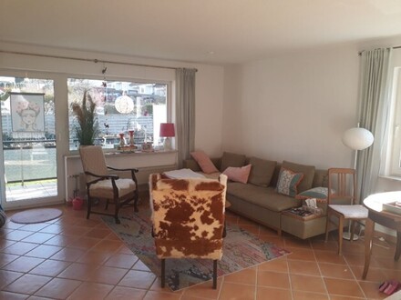 Moderne Dreizimmerwohnung im Obergeschoss mit Kellergarage