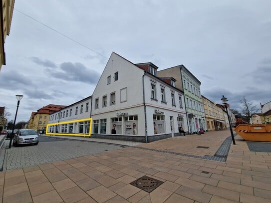 Gewerbefläche mit großer Fensterfront in optimaler Fußgängerzone