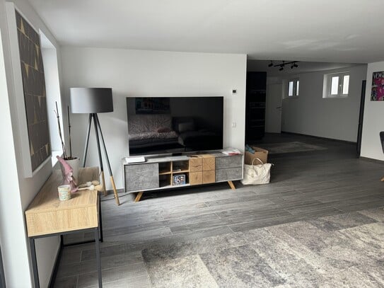 Moderne 3 Zimmer Souterrainwohnung - mit EBK + Terrasse + möbiliert