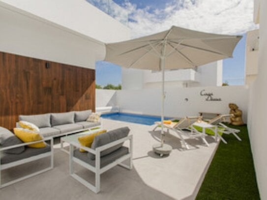 Moderne Villa in San Fulgencio an der Costa Blanca Süd mit 3 Schlafzimmern, 4 Badezimmern, Pool und Parkplatz