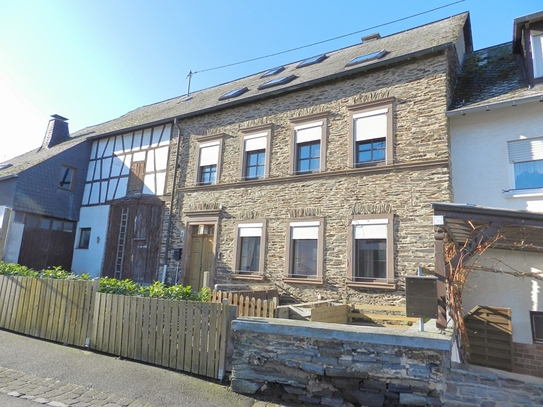 Ehemaliges Bauern- und Winzerhaus mit einem der schönsten Ausblicke auf die Mosel!