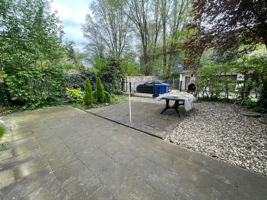 Schöne Wohnung mit Balkon, Garten und Garage