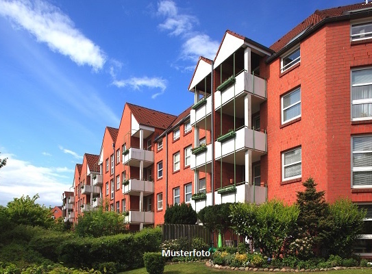 Mehrfamilienhaus mit Garten und Balkonen