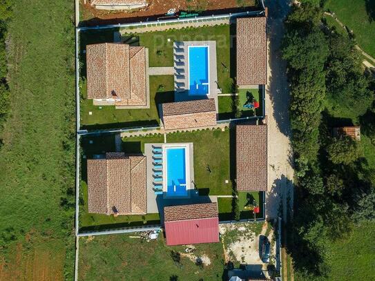 Ein schönes Haus mit Schwimmbad und Nebenanlage in der Nähe von Pula