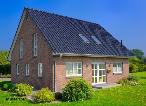 Freistehendes Einfamilienhaus mit Garage und Carport