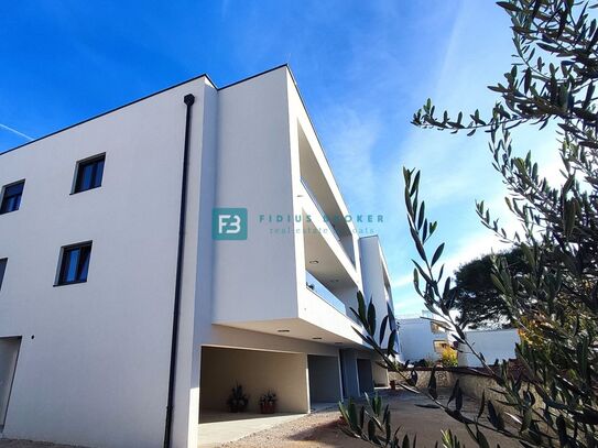 VODICE, neue, moderne Wohnung, 2. Stock, 300 m zum Strand, Aufzug, Garage