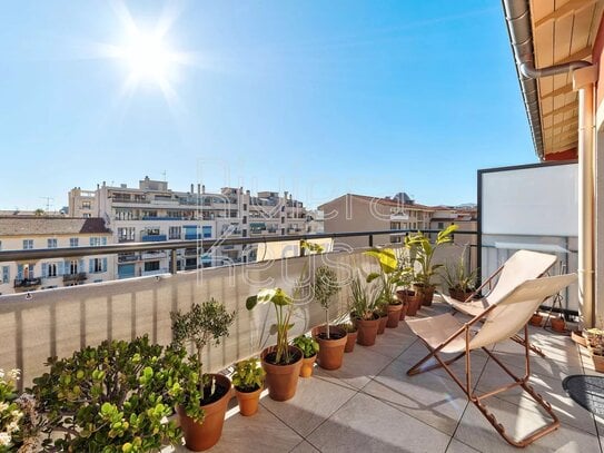 NICE CENTRE: Modern, sunny 3 bedroom apartment, 2 terraces, high above rooftops