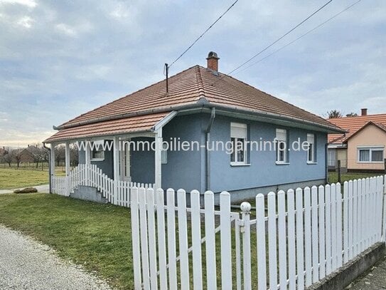 Neuartiges Einfamilienhaus in einer Kleinstadt am Plattensee zu verkaufen