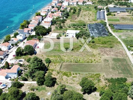 ZADAR, BIBINJE - Geräumiges Baugrundstück 50 m vom Meer entfernt