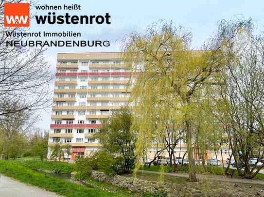 FAST IM STADTZENTRUM UND IM GRÜNEN: 2-RAUM-WOHNUNG MIT GROSSEM BALKON + FAHRSTUHL IM HAUS