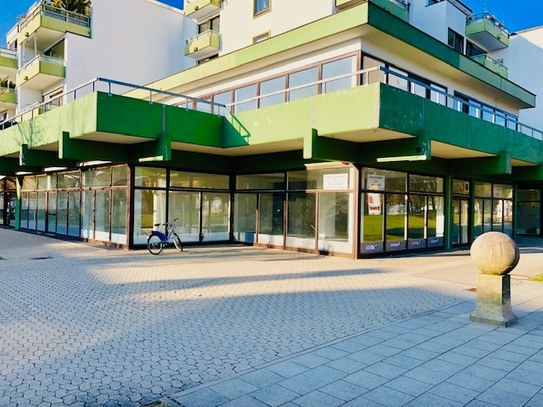 Lukratives Investment: Gewerbe/Ladeneinheiten mit zwei Terrassenwohnungen in Aschheim