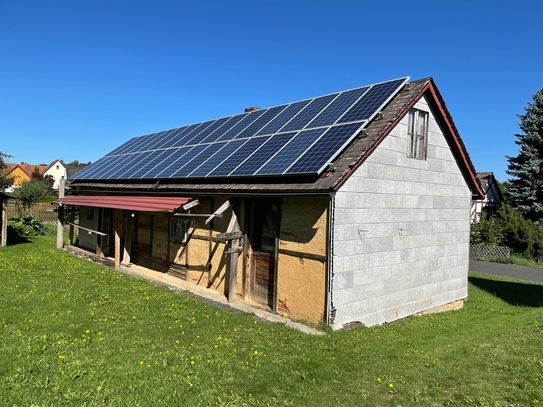 Kleines Grundstück mit nicht bewohnbarem Einfamilienhaus, Photovoltaikanlage und Garage