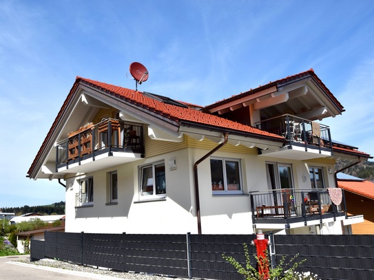 Zweifamilienhaus Neuwertig mit Garage und Stellplätzen in ruhiger Lage von Oberstaufen zu verkaufen