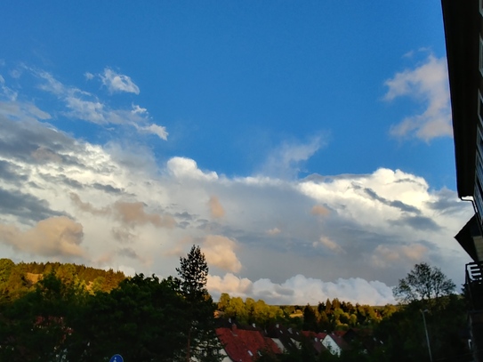 Große Eigentumswohnung mit herrlichem Ausblick. Mit Garage.