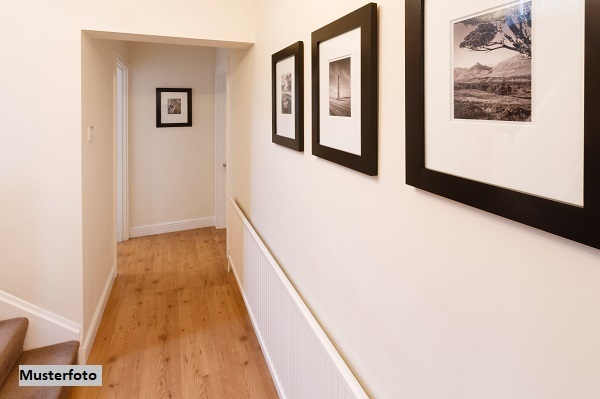 Großzügige 2-Zimmer-Wohnung mit 2 TG-Stellplätzen und Gartenanteil