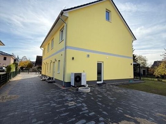 Doppelhaushälfte zu vermieten, traumhaftes Neubau, Fussbodenheizung, Terrasse + Garten